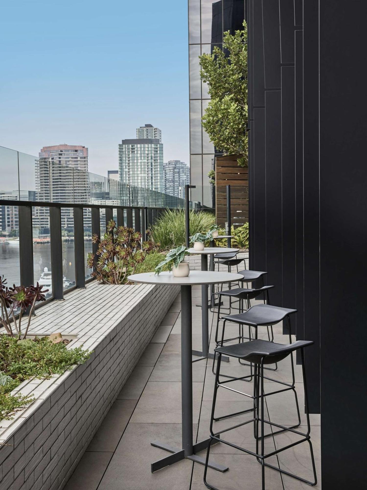 Vibe Hotel Melbourne Docklands Bagian luar foto